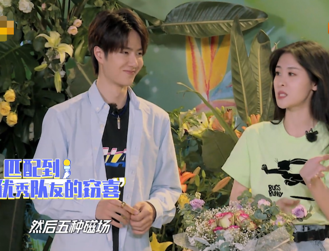 [张碧晨]王一博张碧晨合作插花，谁注意一博看碧晨的样子，藏不住了