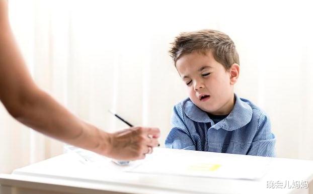 『作文』五年级学生作文《我的妈妈》火了，老师笑到岔气，网友：太真实了