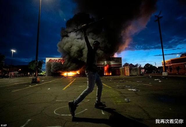 『美国』美国突发大规模暴动!万人洗劫全城 纵火烧楼 市民当街惨死