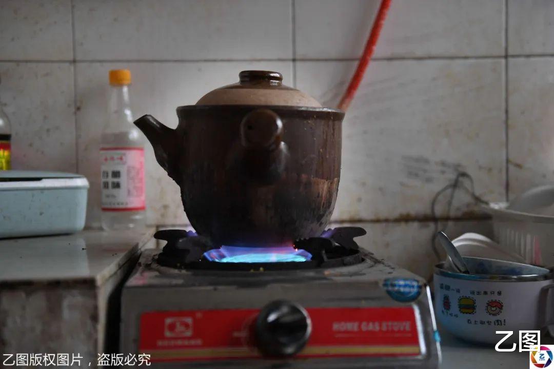 乙图|妻子跑了，90后货车司机带着病儿跑长途：最怕跑着跑着儿子没了