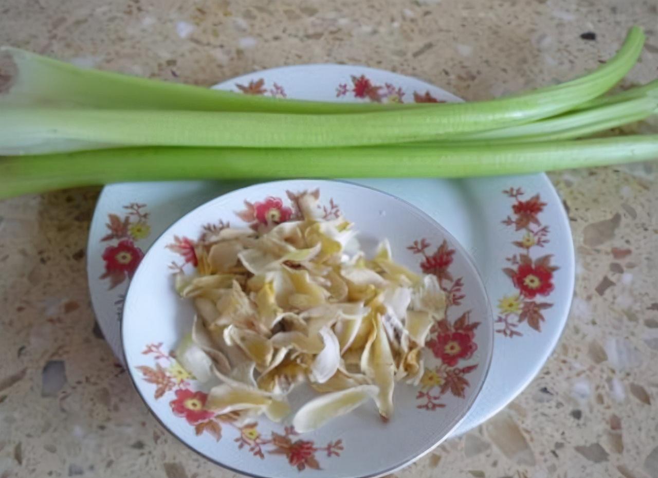 芹菜|初冬，芹菜和它才是绝配，清爽脆口还润肺，多吃不长肉，别错过！