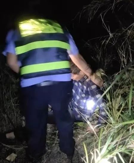 闽南网|南安：男子上山采药，被3米蟒蛇缠住脚，1.5小时后……