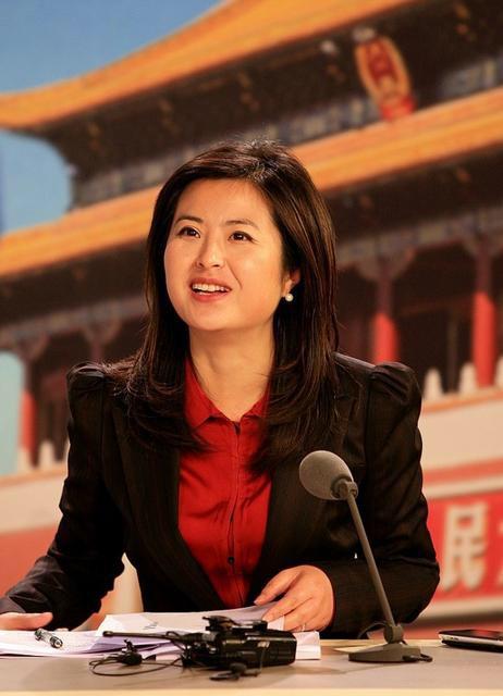 #生图#47岁央视名嘴，5年前离职，嫁大18岁老公，终于露出真面目