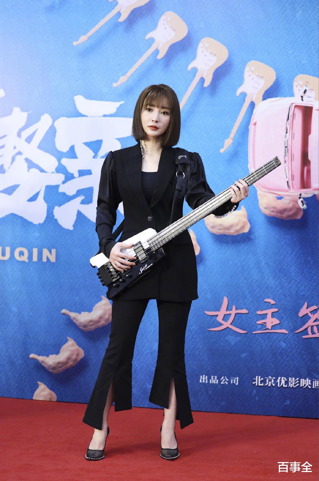 柳岩|柳岩瘦身成功,一身黑西装嫩如少女美出天际,可眼角皱纹暴露年龄