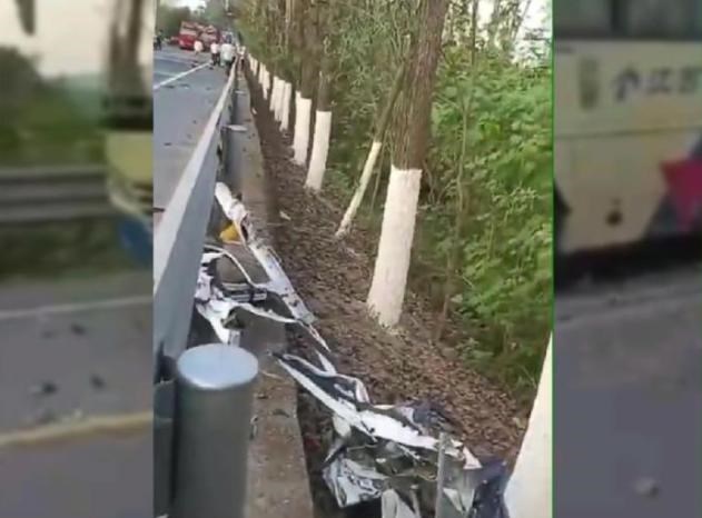 比亚迪|一辆大客车与比亚迪相撞，比亚迪被“砍”成两半，司机只被擦伤