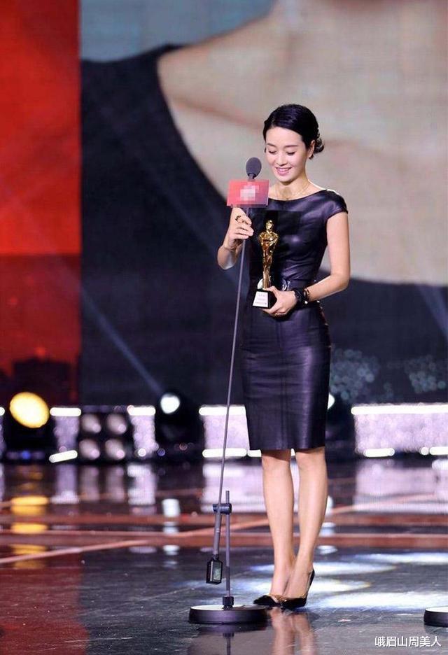 「发型」马伊利终于换新发型，波波头扎上半马尾，真看不出46岁了