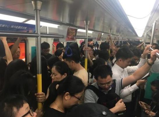 印度|印度美女来中国，坐地铁时提出无理要求，中国市民：这不是印度