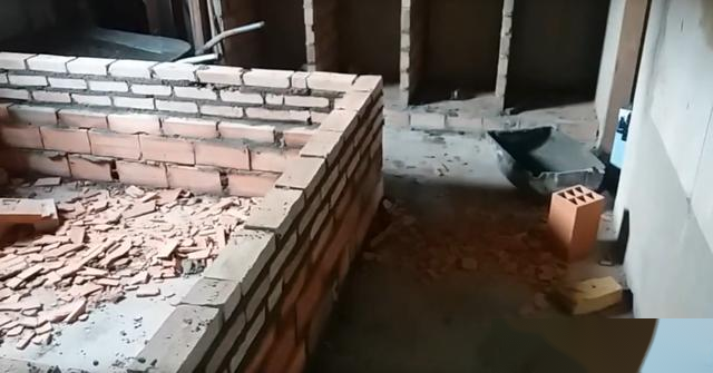 邻居在小区火了！卧室用砖砌张床，睡30年都不变形比买的结实耐用