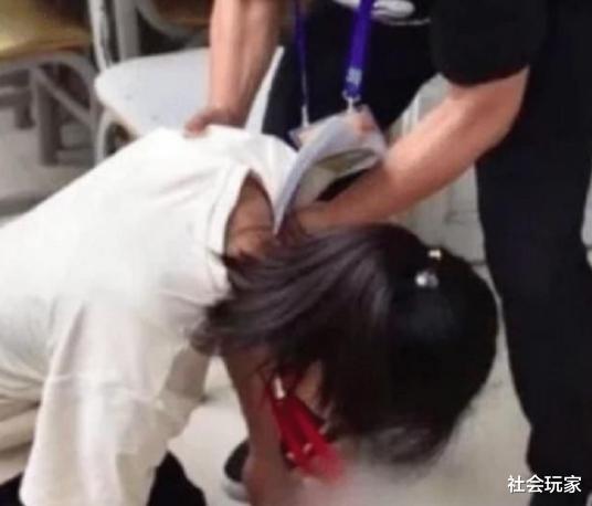 #考试#她是高考史上最糊涂的考生，忘涂答题卡宁愿给考官下跪，结果如何了？