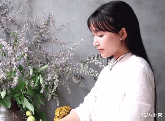 李子柒@李子柒被助手实力“出卖”！素颜起床照曝光，却被夸“真实”！