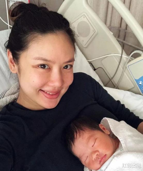 乐基儿|黎明前妻乐基儿与儿子共浴，对嘴接吻显亲密，李嘉欣曾因此事被骂