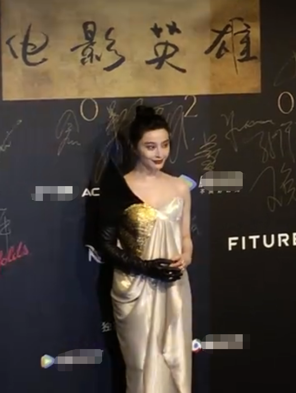 范冰冰|范冰冰参加晚会疑受冷遇，直播没镜头，和姚晨合影后者表情瞩目