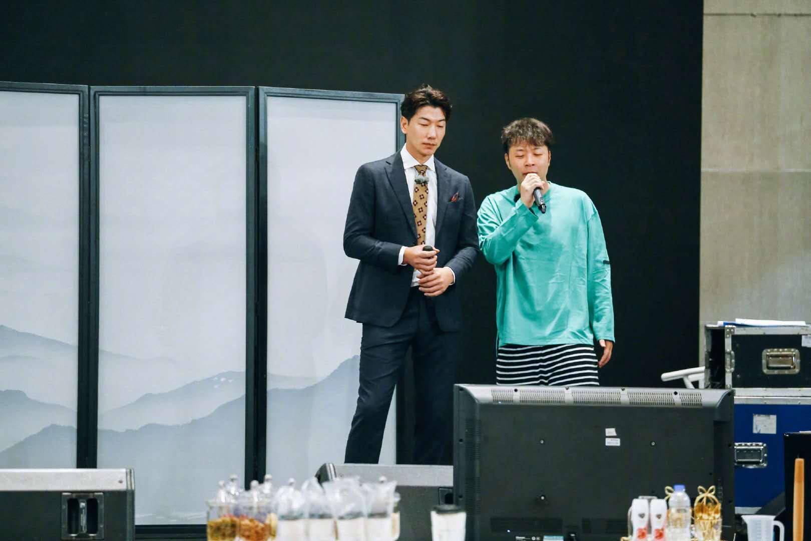 发型|海涛竟然这么瘦了，与张亮合照身形竟不差太多，比黄晓明还抢眼