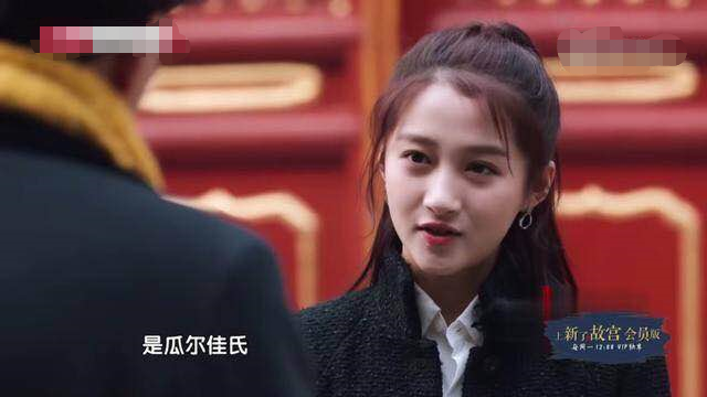 关晓彤▲关晓彤模仿公主全身涂满粉？万元水晶鞋太豪气，不愧是京圈格格