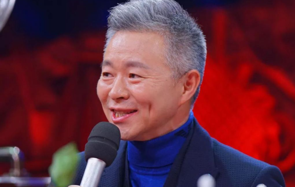 #春晚#4岁丧父,8次登上春晚,母亲放羊养大他,闪婚妻子竟是熟知的她