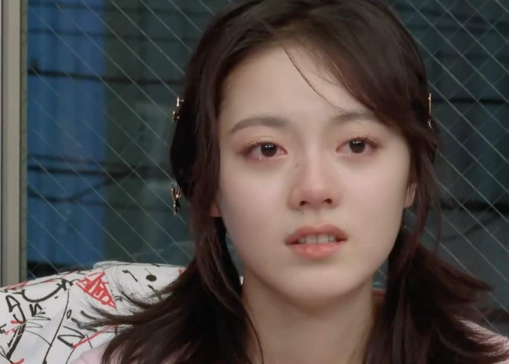 明星素颜@有种素颜叫赵今麦吃火锅，被辣到嘴唇变色，哪里还需要涂口红太自然了