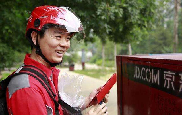 刘强东曾承诺干5年买房，10年老员工现状曝光后，网友：脸疼不？