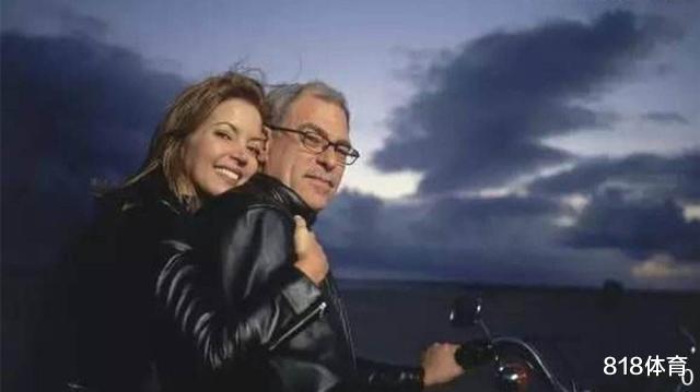 『胡卫东』58岁珍妮巴斯海边漫步风韵犹存!分手禅师单身4年,1人1狗让人唏嘘