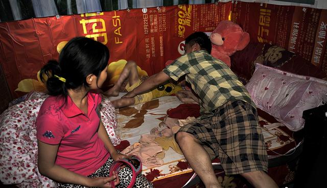 趣观历史|女生戴“面具”上课被同学孤立，她露出真面目后，众人却哑口无言