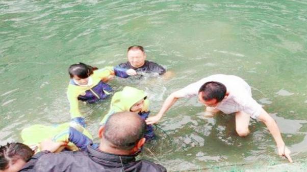 [正能量]两个男孩同时落水，爸爸先救自己的孩子遭怒怼，宝爸的反击太精彩