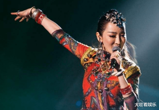#萨顶顶#?萨顶顶凭借着音乐才华,成为乐坛一线艺人,有民族风情的表演特征