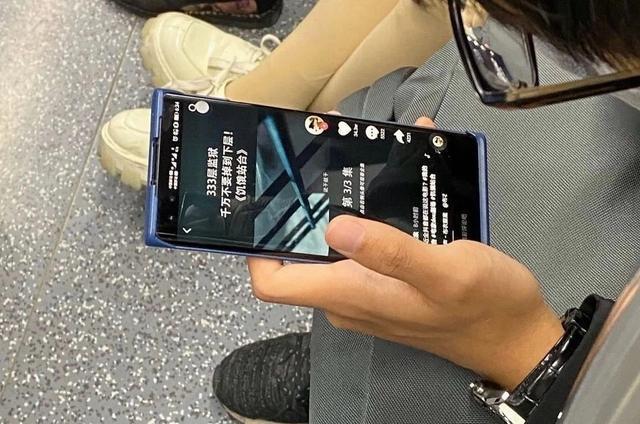 华为荣耀@荣耀30 Pro基本确认：曲面挖孔屏+麒麟990 5G+四摄，拍照是大亮点！