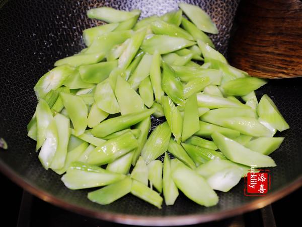 ##孩子不吃胡萝卜也要吃这菜，营养与胡萝卜相似，骨骼健康就靠它