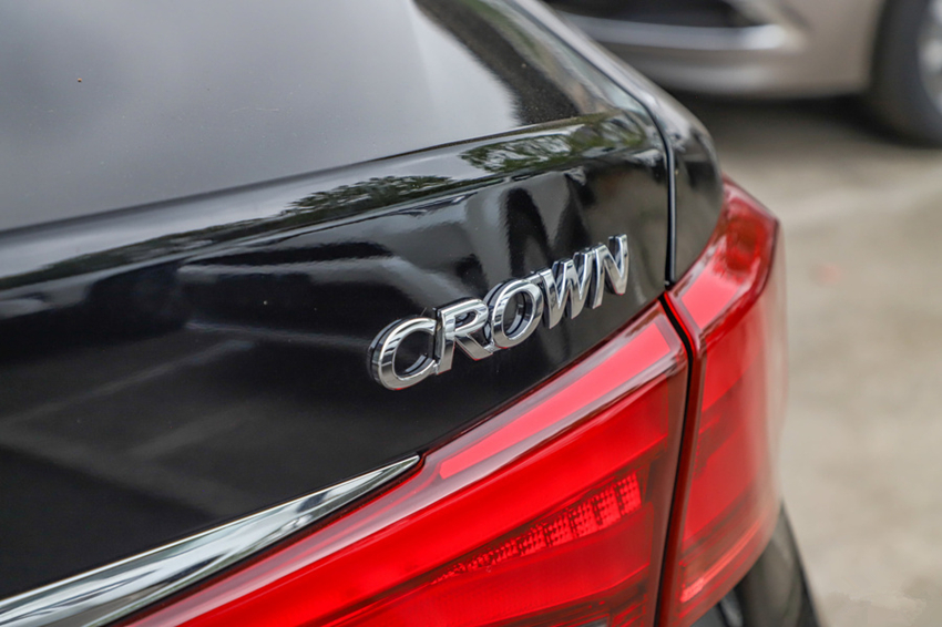 【丰田皇冠】又降3万!当年售价70万买不起,现跌至23万起,后悔买帕萨特了