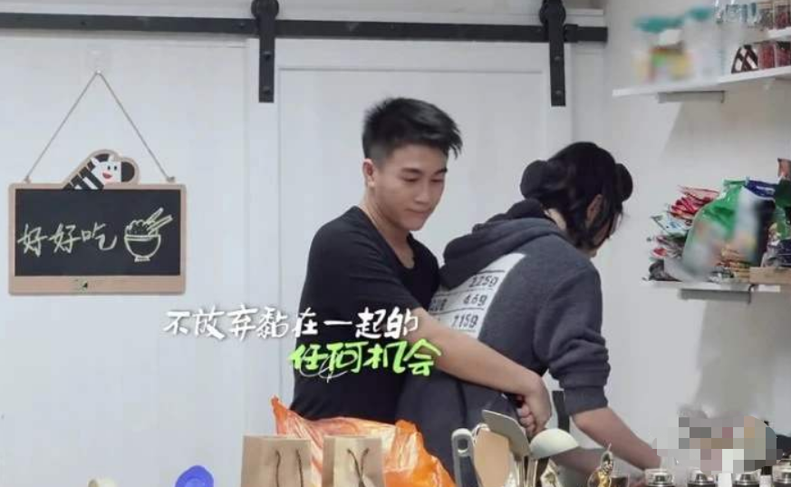何猷君|录制节目时公然“开车”，奚梦瑶无奈瞪眼，何猷君精英形象崩塌
