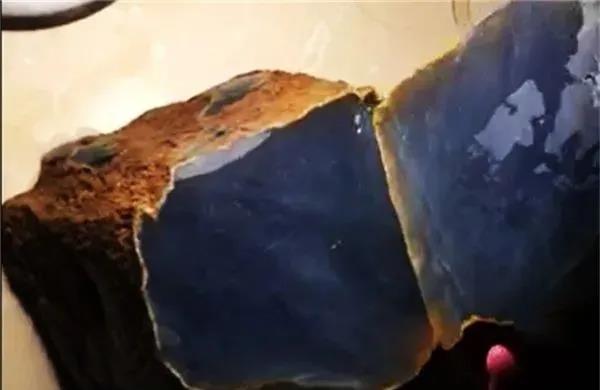 翡翠|4.8公斤翡翠原石似大灯泡，切出玻璃种片料被抢着定制！