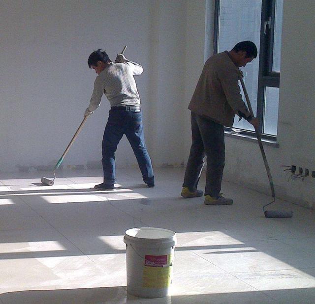 ▲装修房子,刮腻子这一步,有个小妙招记得做,从此墙面不再空鼓