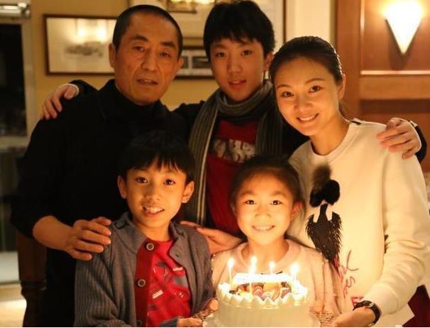 张艺谋|18岁同居20岁产子,姿色平平的她凭啥嫁张艺谋成“国师夫人”