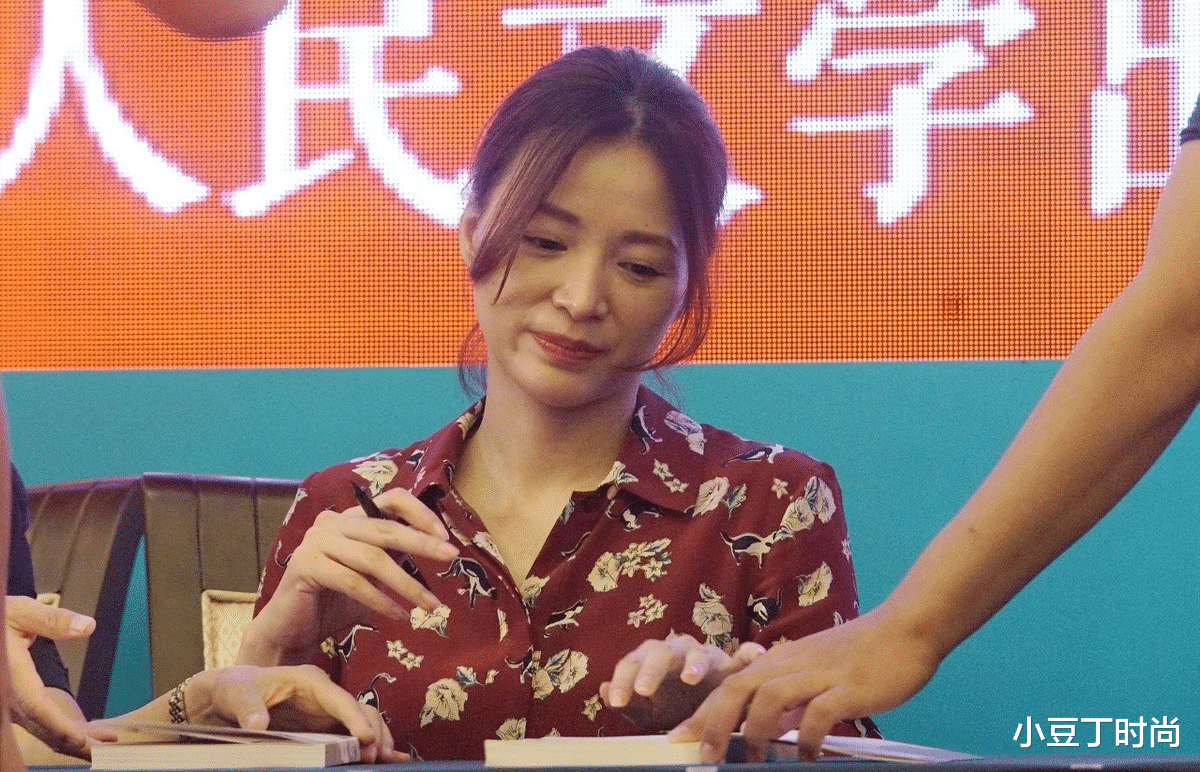 #美甲#董卿淡妆显老5岁，穿红色印花衬衫配低马尾现活动，气质差太多了