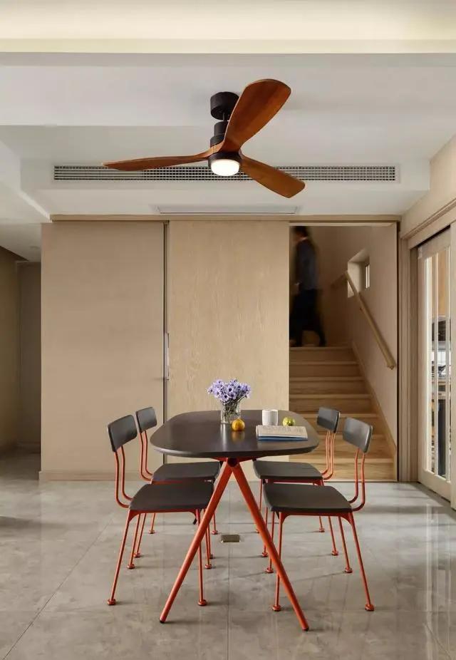 设计师|126㎡复式楼装修，暖咖色为主色调，时尚且充满温馨与青春活力