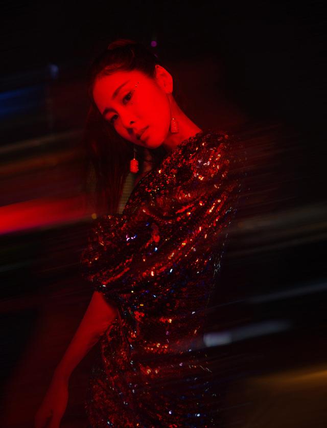 张碧晨@张碧晨携新歌亮相五四晚会，斜肩亮片裙+高马尾，酷飒又不失性感