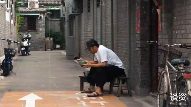 李荣浩|40岁谢霆锋不修边幅当街吃面，网友都问他是不是跟王菲分手了