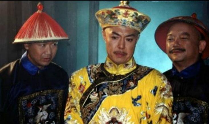 『乾隆』乾隆出上联：东当铺，西当铺，东西当铺当东西，纪昀下联无人超越