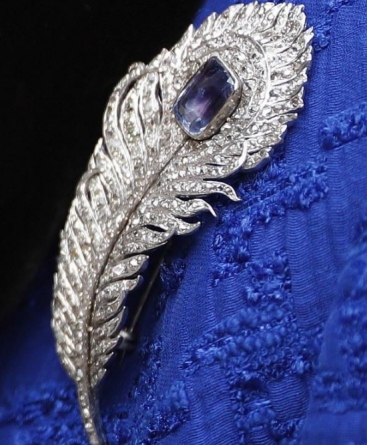 口红|被92岁英女王惊艳了！高贵皇家蓝配珊瑚色口红，贵气十足