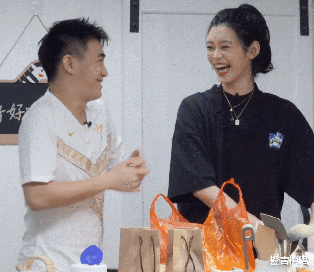 奚梦瑶|奚梦瑶何猷君赖床，节目组三番两次公布卧室画面，床尾物品不打码合适吗