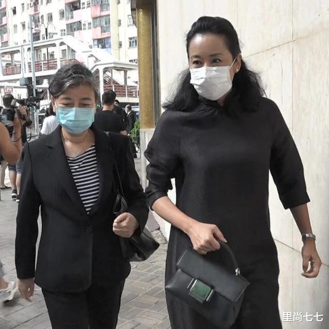郭晶晶|郭晶晶亲妈和婆婆罕同框，郭妈穿衣朴素低调走身后，朱玲玲超大牌