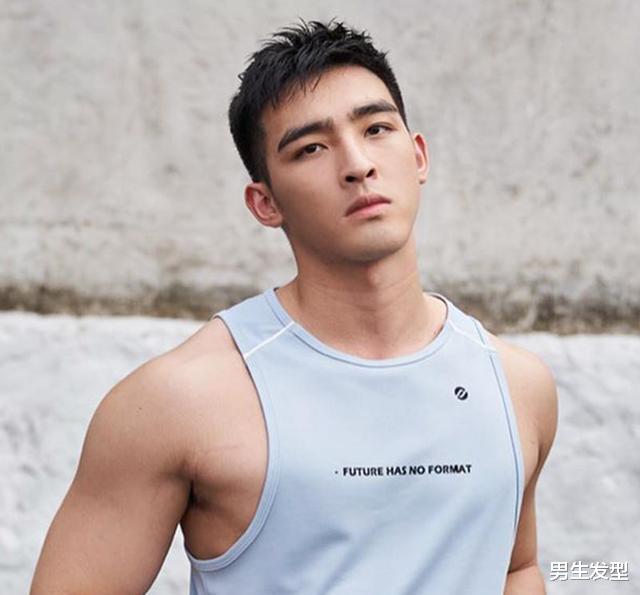 『发型』男生留“背头”发型太油腻了！夏天应该剪这4款，清爽干净又帅气