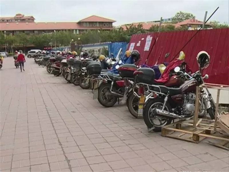 秦怡说车讯 摩托车停自家门口，却被交警盯上了，没开上路也要被拖走？