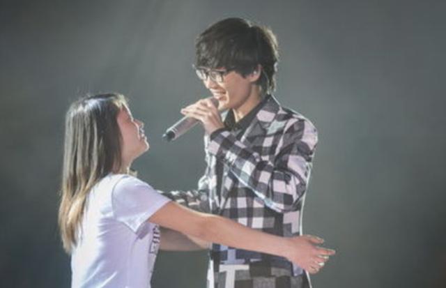 「演唱会」他是个知名歌手,从不涉及娱乐圈,演唱会从不宣传,常常一票难求