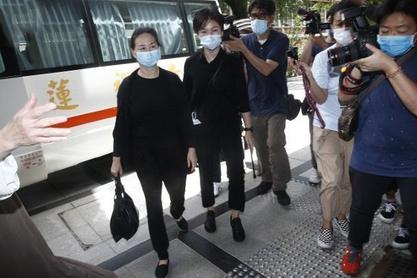 #赌王#何超仪公开出嫁照送别赌王: 在那里你再不会生病, 可以潇洒地说笑话