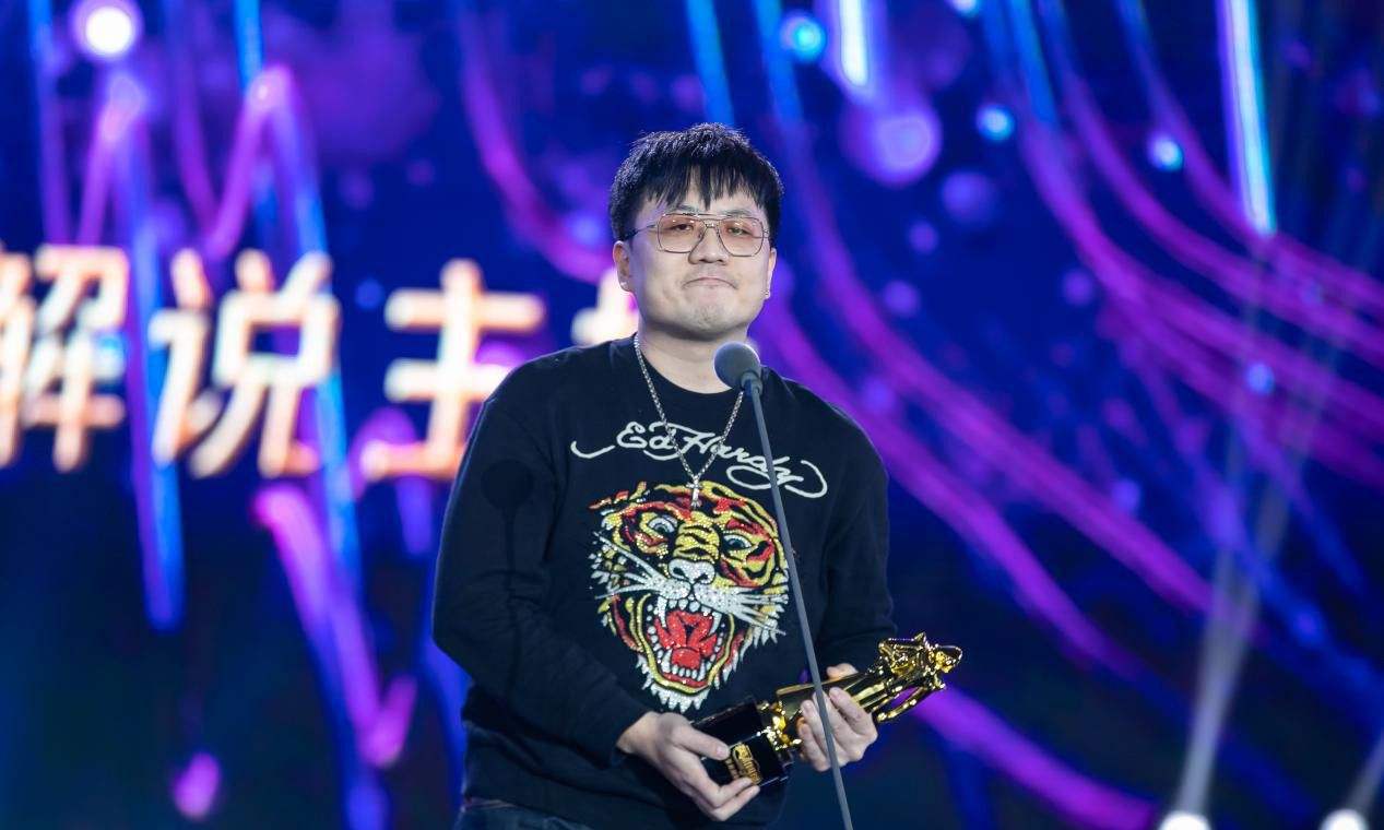 lpl|英雄联盟官方解说娃娃因为支持SN被禁赛了！