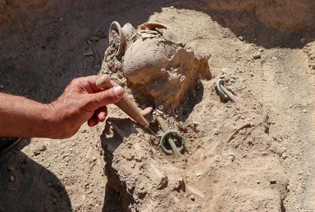 古墓|考古家在乡下发现，3岁小孩带着三千年前的“龙镯”，他是谁？