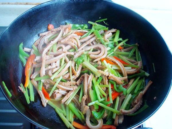 芹菜@自从做了这个菜，连吃一周还不腻，老公下酒离不开，再吃就穷了