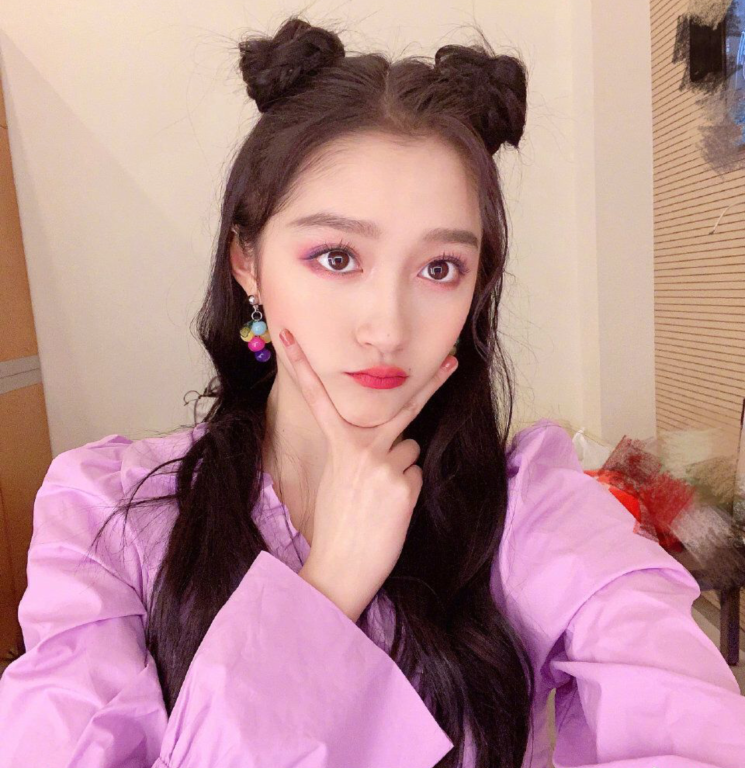 [关晓彤]关晓彤的腰能当扶手，谁注意贾玲和沈腾？是真不知道还是节目效果