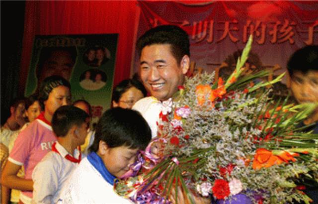 臆说古史|歌手丛飞：公益11年37岁病逝，获助者全成白眼狼，5年后妻子身亡