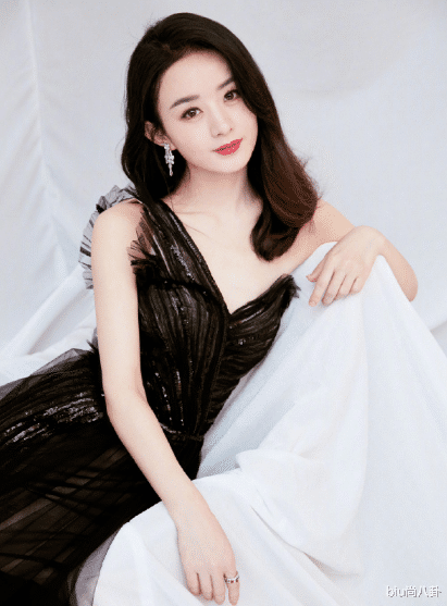「赵丽颖」难怪赵丽颖最近总爱穿长裙,当她换回裤子,这才是产后的真实腿型